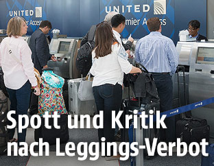 Passagiere beim Check-in