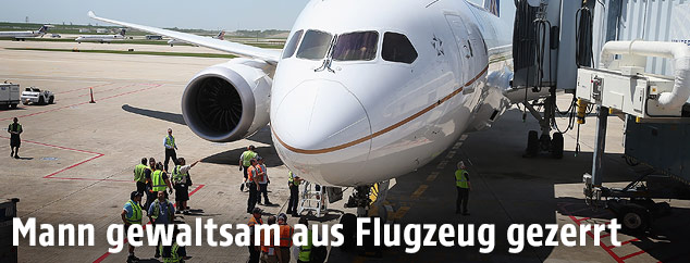 Flugzeug am Gate