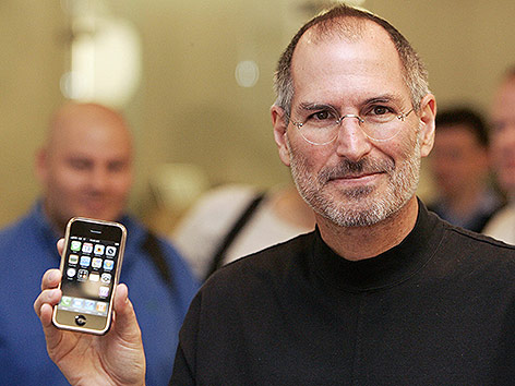 © APA/AFP/Shaun Curry Steve Jobs mit dem ersten iPhone