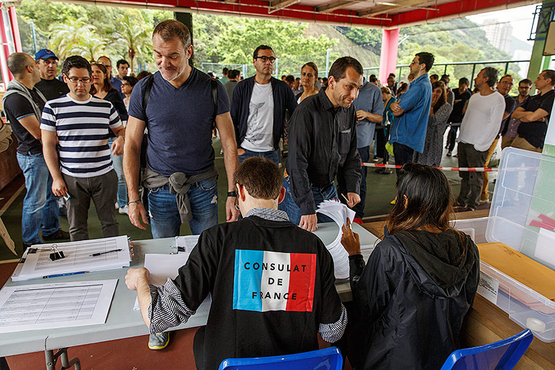 Menschen stehen Schlange im Wahllokal