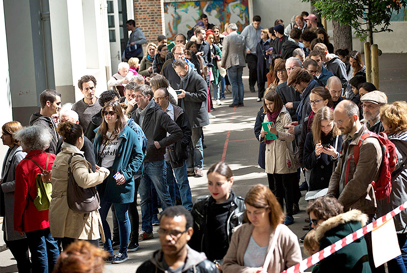 © APA/AP/Emilio Morenatti Menschenschlange vor einem Wahllokal in Paris