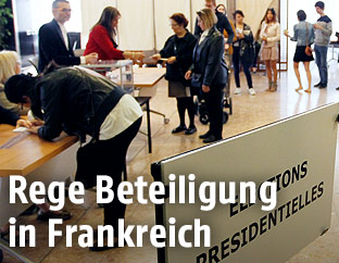 Menschen stehen Schlange im Wahllokal