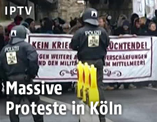Polizisten vor Demonstranten