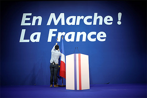 © Reuters/Benoit Tessier Letzte Vorbereitungen auf der Bühne im Macron-Hauptquartier