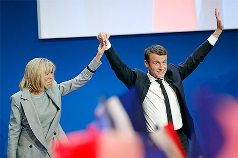 © APA/AP/Christophe Ena Emmanuel und Brigitte Macron