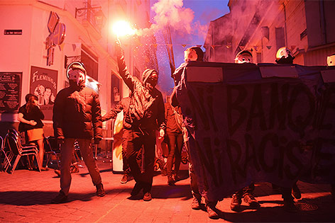 © APA/AFP/Jean-Sebastien Evrard Demonstranten in Paris