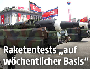 Langstreckenracketen während einer Parade
