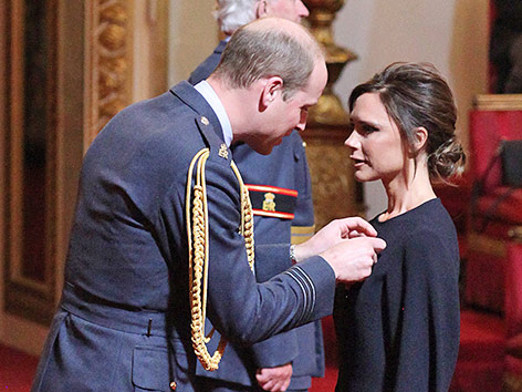 © APA/AP/Yui Mok Victoria Beckham erhält den Orden des britischen Empire
