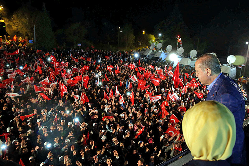 © Reuters/Presidential Palace/Yasin Bulbul Türkische Präsident Tayyip Erdogan wird bejubelt