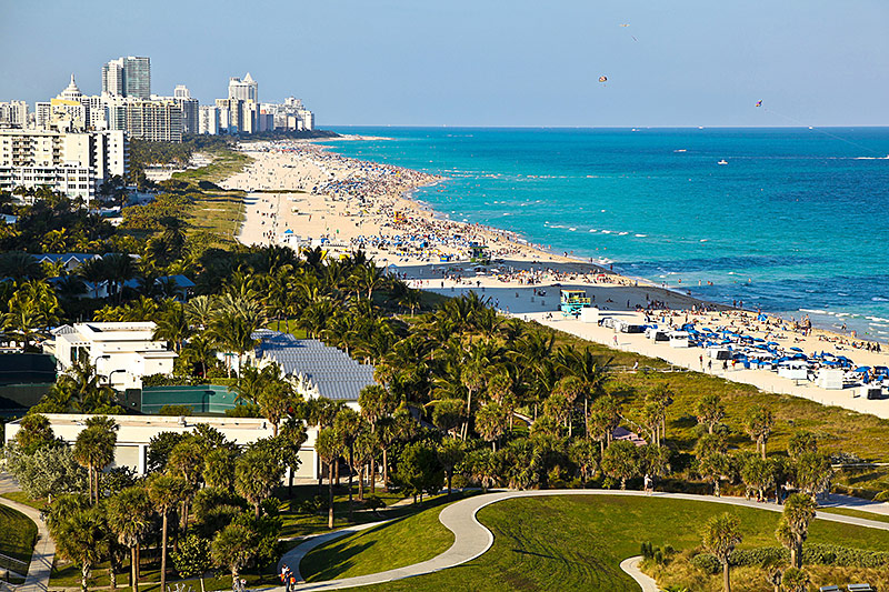 © Getty Images/egdigital Strand und Skyline von Miami Beach
