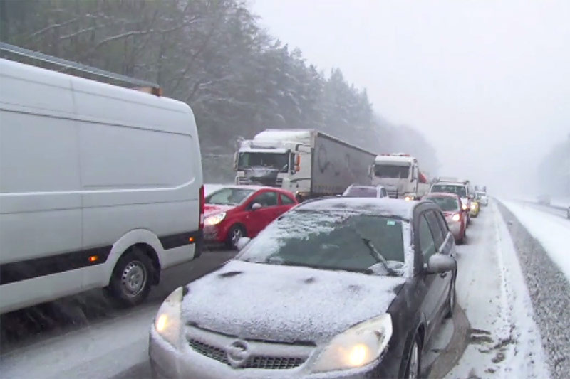 © ORF Schneechaos auf Autobahn