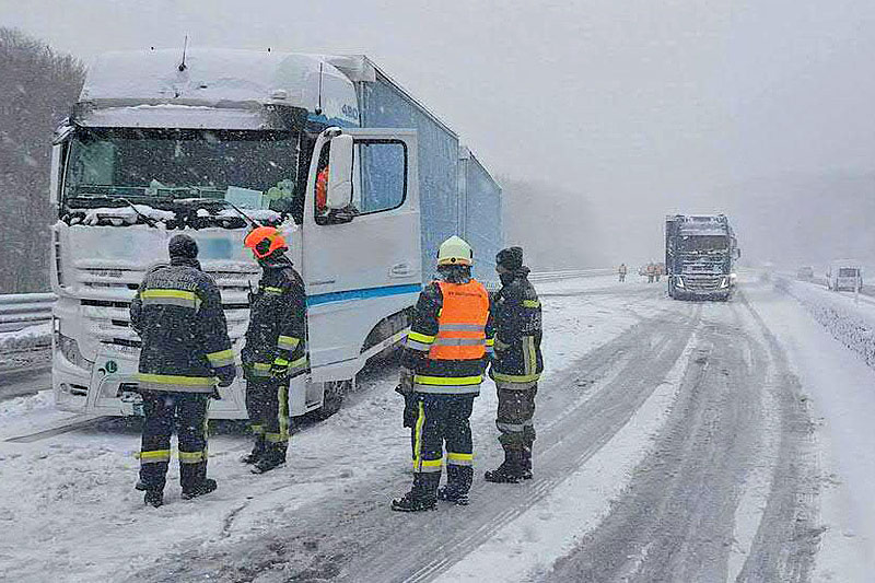 © APA/BFK Baden/Stefan Schneider Feuerwehrmänner auf der verschneiten A21