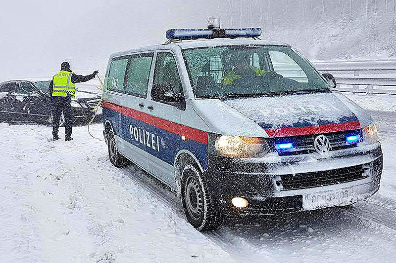 © APA/BFK Baden/Stefan Schneider Polizeiauto auf der verschneiten A21