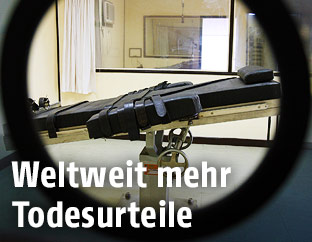 Blick in einen Injektionsraum mit Liege