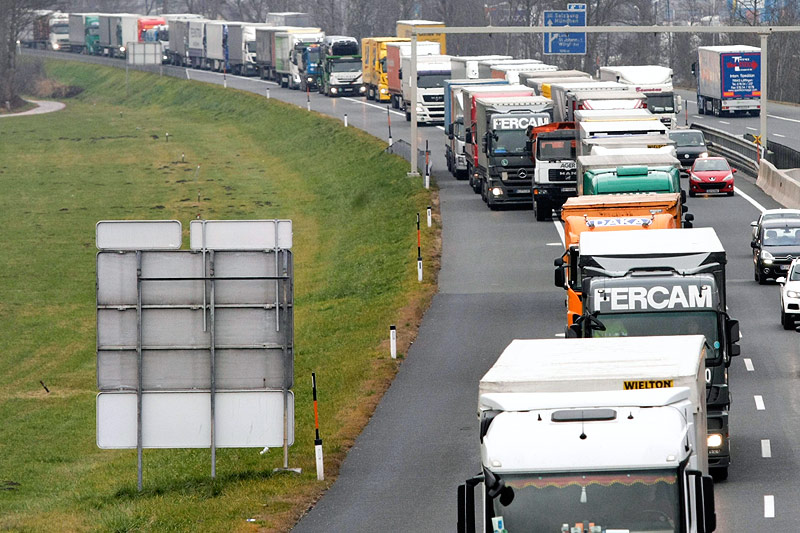 © picturedesk.com/Roland Mühlanger Lkw-Stau auf der Inntalautobahn Richtung Brenner