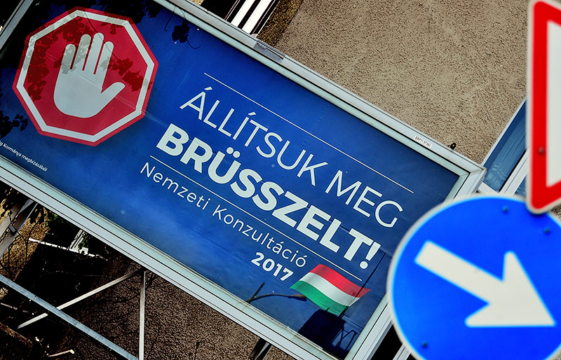 © APA/AFP/Attila Kisbenedek Plakat zum Fragebogen Ungarns betreffend "Stop Brüssel"