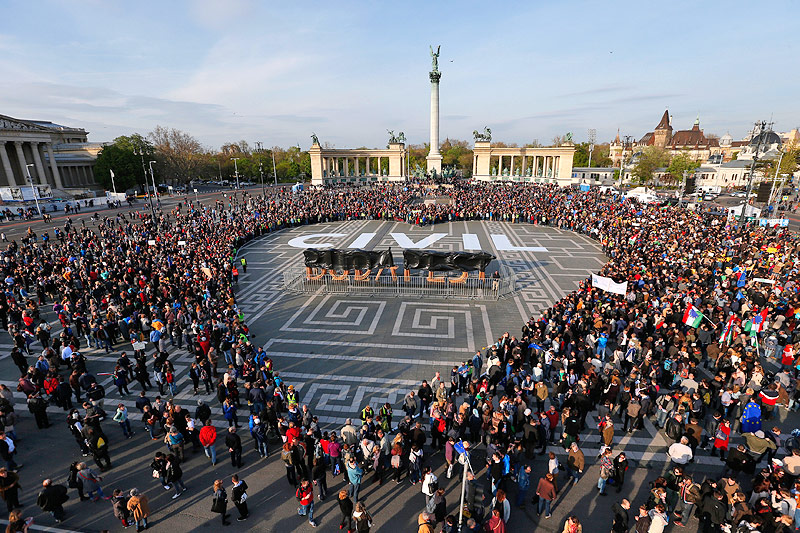 © Reuters/Laszlo Balogh Demonstranten bilden auf dem Budapester Heldenplatz ein Herz