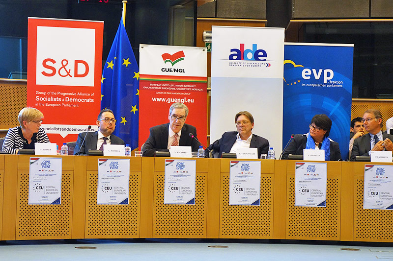 © ORF.at/Nadja Igler Podium mit Uni-Rektor Michael Ignatieff und dem Brexit-Verhandlungsführer des Europaparlaments, Guy Verhofstadt