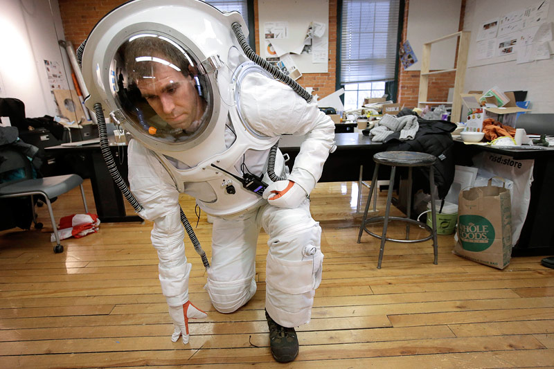 © APA/AP/Steven Senne Test eines Raumanzuges für den Mars