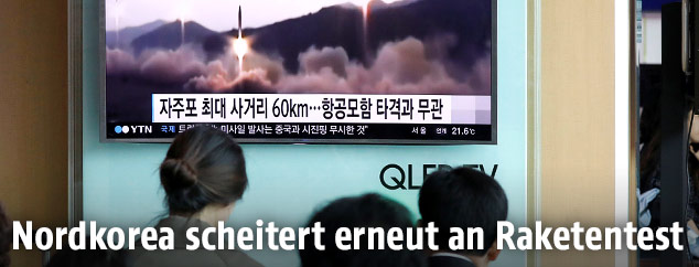 Menschen in Seoul sehen auf einem Fernseher einen Bericht &uuml;ber den nordkoreanischen Raketentest an