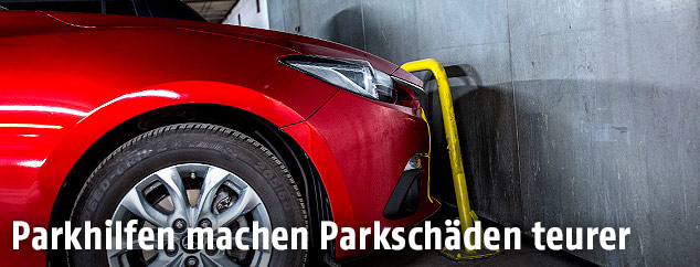 Beschädigtes Auto an einer Begrenzungsstange