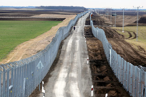 © Reuters/Laszlo Balogh Doppelter Zaun an der Grenze zwischen Ungarn und Serbien