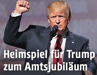 US-Pr&auml;sident Donald Trump mit geballter Faust