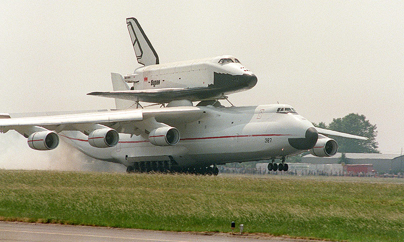 © APA/AFP/Gilles Leimdorfer Flugzeug Antonov 225 trägt die Raumfähre Buran