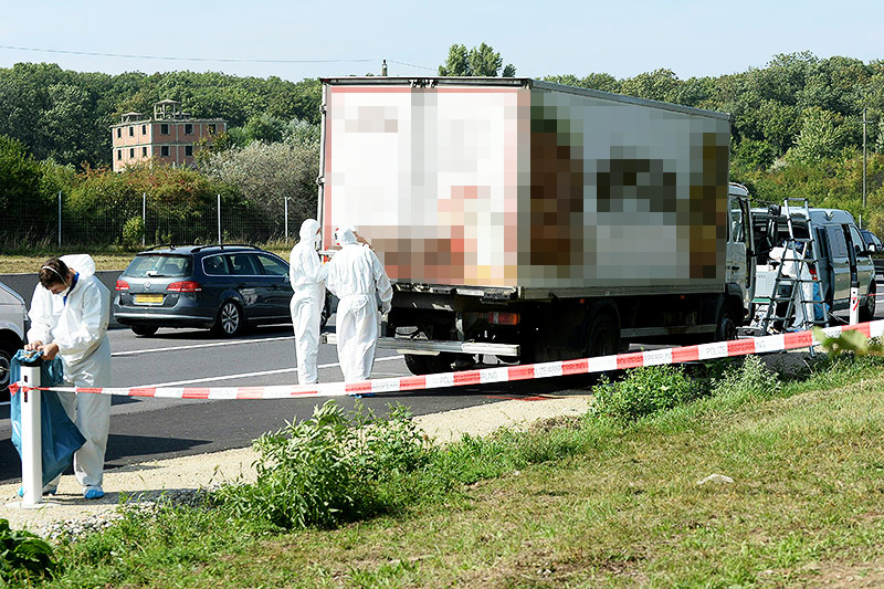 © APA/Roland Schlager (Montage) Schlepper-LKW auf A4