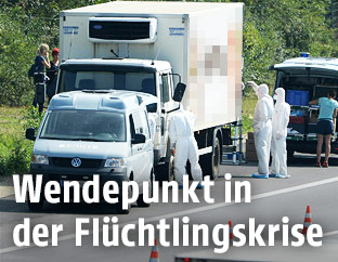 Ermittler vor dem betroffenen Lastwagen auf der A4 bei Parndorf