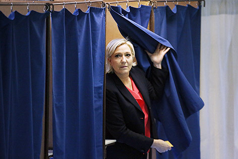 Marine Le Pen kommt aus der Wahlkabine