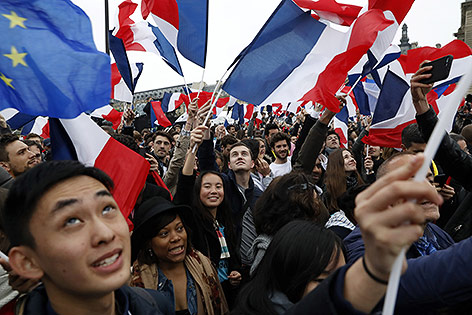Jubelnde Menschen vor dem Louvre