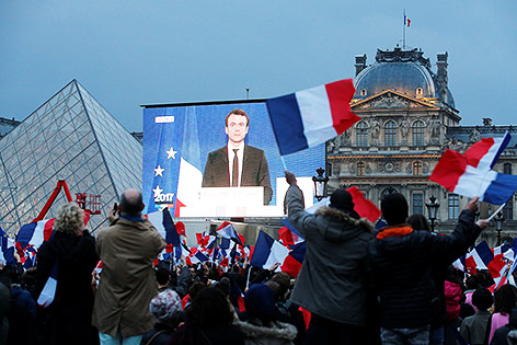 Macron-Anhänger jubeln während der Übertragung von Frankreichs neuen Präsidenten Emmanuel Macron