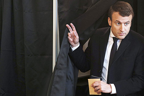 Emmanuel Macron kommt aus der Wahlkabine