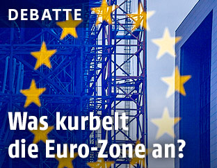 Ein Gerüst hinter einer EU-Fahne