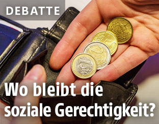 H&auml;nde mit Geldb&ouml;rse