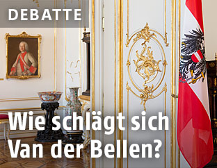 Österreichs Fahne in der Präsidentschaftskanzlei in der Hofburg