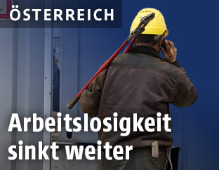 Arbeiter mit einer gro&szlig;en Zange