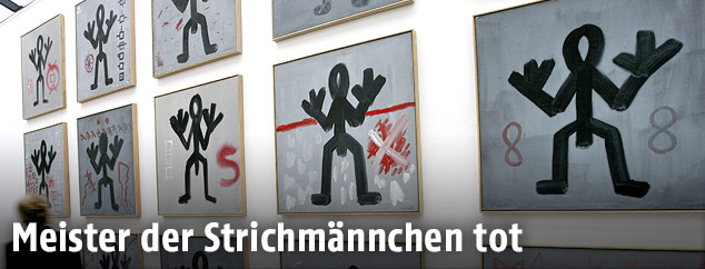 Eine Frau vor dem Gemälde "Standart 1970-1972"