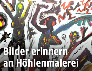 Ein Mann vor dem Gemälde 'Go, Go, Gorbachev' (1988)