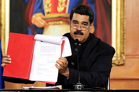 © Reuters/Miraflores Palace/HO Nicolas Maduro hält ein Dokument hoch
