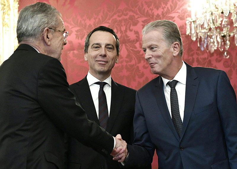 © APA/Hans Klaus Techt Bundespräsident Van der Bellen mit Bundeskanzler Christian Kern und Vizekanzler Reinhold Mitterlehner