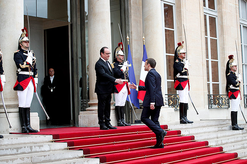 © APA/AP/Christophe Ena Francois Hollande begrüßt Emmanuel Macron