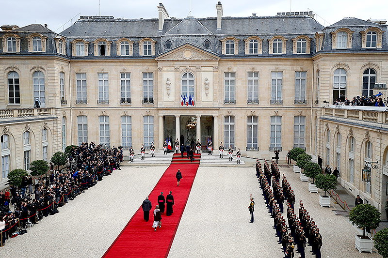© APA/AFP/Patrick Kovarik Roter Teppich vor dem Elysee Palast
