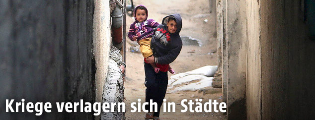 Zwei Kinder in einer engen Gasse