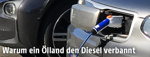 Aufladen eines Elektroautos via Tankstation