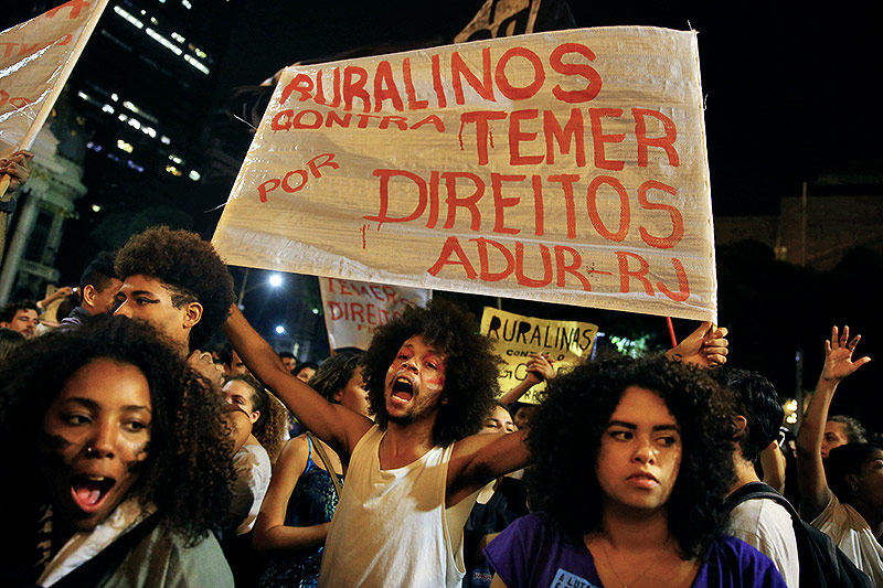 © Reuters/Pilar Olivares
Demonstranten auf den Straßen von Rio de Janeiro