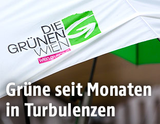 Grünen-Logo auf Regenschirm