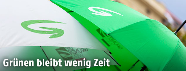 Gr&uuml;nen-Logo auf Regenschirmen