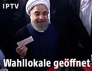 Irans Präsident Hassan Rouhani gibt seine Stimme ab